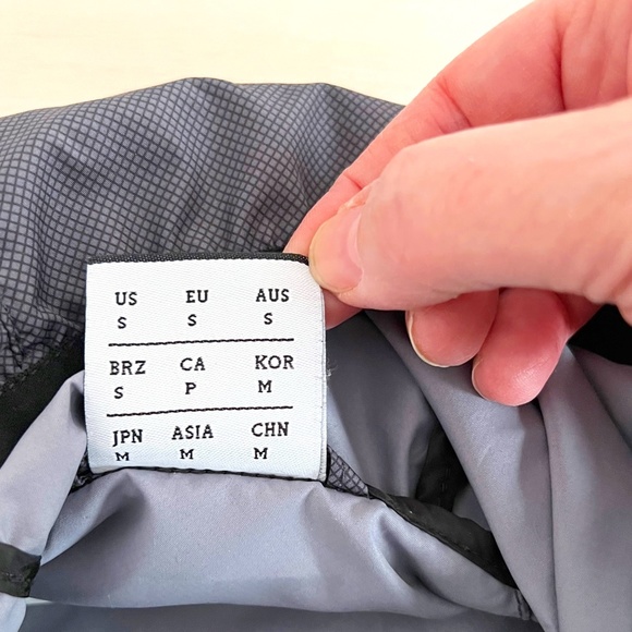 Men's New Balance Hooded Running Jacket Grey & Black Size Small - Picture 4 of 10